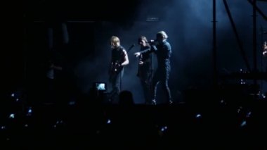 Bobruisk, Beyaz Rusya - 6 Temmuz 2018: vokalist ve gitarist Egor Bortnik ve gitarist Alexandr Uman sahne alanı'nda B2 fest, Bi-2 grubun konser sırasında gerçekleştirmek