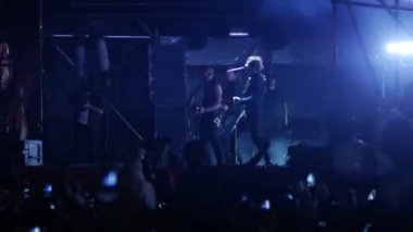 Bobruisk, Beyaz Rusya - 6 Temmuz 2018: vokalist ve gitarist Egor Bortnik ve gitarist Alexandr Uman sahne alanı'nda B2 fest, Bi-2 grubun konser sırasında gerçekleştirmek