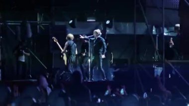 Bobruisk, Beyaz Rusya - 6 Temmuz 2018: vokalist ve gitarist Egor Bortnik ve gitarist Alexandr Uman sahne alanı'nda B2 fest, Bi-2 grubun konser sırasında gerçekleştirmek