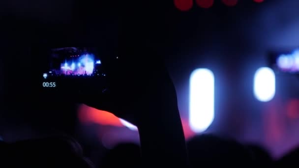 BOBRUISK, BELARUS - 6 JUILLET 2018 : une personne inconnue tire sur smartphone lors du concert du groupe Bi-2 au B2 fest — Video