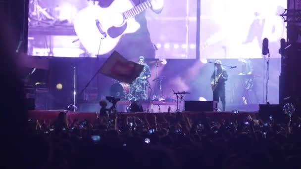 BOBRUISK, BELARUS - 6 de julio de 2018: el baterista toca la batería y la percusión, el guitarrista toca la guitarra durante el concierto de la banda Bi-2 en el B2 fest — Vídeo de stock