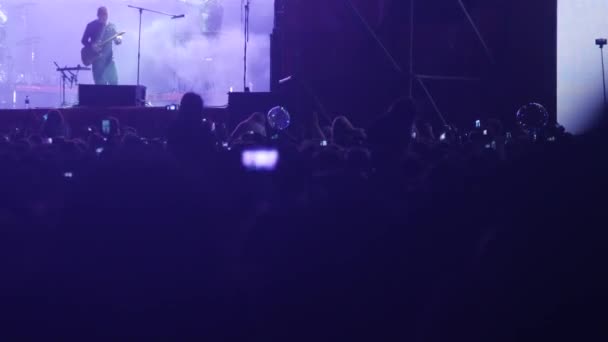 Babrujsk, Wit-Rusland - 6 juli 2018: een menigte van mensen kijken op het podium tijdens een concert van de Bi-2-band op B2 fest — Stockvideo