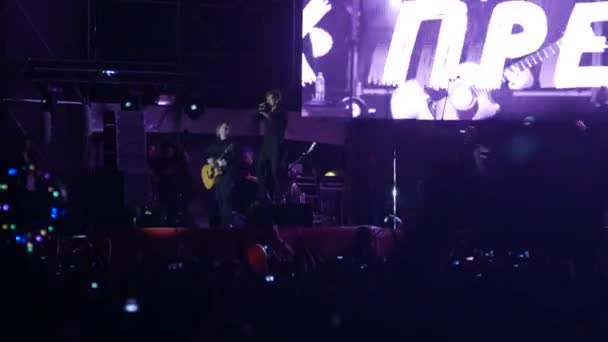 BOBRUISK, BELARUS - 6 DE JULIO DE 2018: Egor Bortnik y Alexandr Uman actúan en el escenario durante el concierto de la banda Bi-2 en el B2 fest — Vídeo de stock