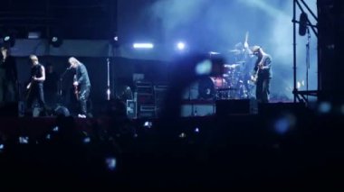 Bobruisk, Beyaz Rusya - 6 Temmuz 2018: vokalist ve gitarist Egor Bortnik ve gitarist Alexandr Uman sahne alanı'nda B2 fest, Bi-2 grubun konser sırasında gerçekleştirmek