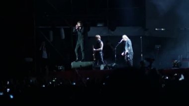 Bobruisk, Beyaz Rusya - 6 Temmuz 2018: vokalist ve gitarist Egor Bortnik ve gitarist Alexandr Uman sahne alanı'nda B2 fest, Bi-2 grubun konser sırasında gerçekleştirmek