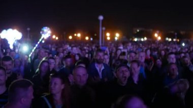 Bobruisk, Belarus - 6 Temmuz 2018: insanlar izle konser sırasında sahneye bı-2 grubu B2 fest, video, daha düşük bir çekim hızı etkisi ile alınan bir kalabalık