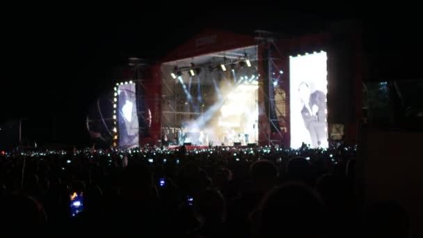 BOBRUISK, BELARUS - 6 DE JULIO DE 2018: escenario y una multitud de personas durante el concierto de la banda Bi-2 en el B2 fest — Vídeo de stock