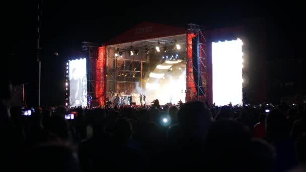 BOBRUISK, BELARUS - 6 DE JULIO DE 2018: escenario y una multitud de personas durante el concierto de la banda Bi-2 en el B2 fest — Vídeos de Stock