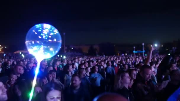 BOBRUISK, BELARUS - 6 DE JULIO DE 2018: una multitud de personas ven en el escenario durante el concierto de la banda Bi-2 en el B2 fest, video tomado con un efecto de velocidad de obturación más baja — Vídeo de stock