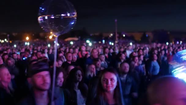 BOBRUISK, BELARUS - 6 DE JULIO DE 2018: una multitud de personas ven en el escenario durante el concierto de la banda Bi-2 en el B2 fest, video tomado con un efecto de velocidad de obturación más baja — Vídeo de stock