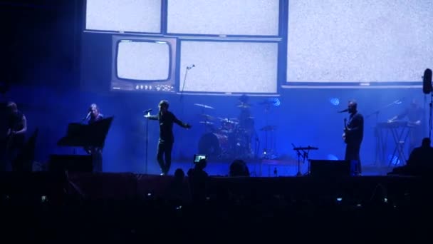 Bobruisk, Bělorusko – 6. července 2018: zpěvák a kytarista Egor Bortnik a kytarista Alexandr Uman provede na pódiu při koncertu kapely Bi-2 na B2 fest — Stock video