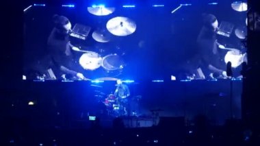 Bobruisk, Belarus - 6 Temmuz 2018: davulcu B2 fest, Bi-2 grubun konser solo oyun