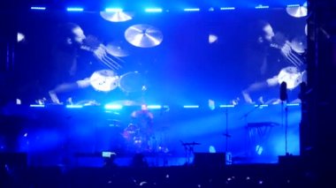 Bobruisk, Beyaz Rusya - 6 Temmuz 2018: daha düşük bir çekim hızı etkisi ile alınan B2 fest, video, Bi-2 grubun konser sırasında oyun davulcu solo