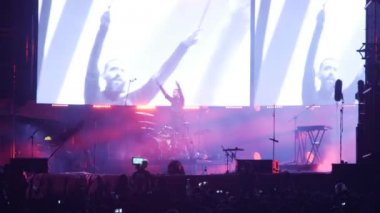 Bobruisk, Beyaz Rusya - 6 Temmuz 2018: daha düşük bir çekim hızı etkisi ile alınan B2 fest, video, Bi-2 grubun konser sırasında oyun davulcu solo