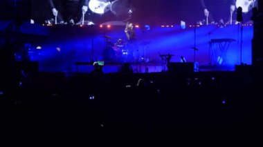 Bobruisk, Belarus - 6 Temmuz 2018: davulcu B2 fest, Bi-2 grubun konser solo oyun