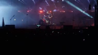 Bobruisk, Belarus - 6 Temmuz 2018: davulcu B2 fest, Bi-2 grubun konser solo oyun