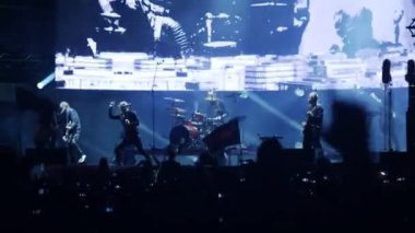 Bobruisk, Beyaz Rusya - 6 Temmuz 2018: vokalist ve gitarist Egor Bortnik ve gitarist Alexandr Uman sahne alanı'nda B2 fest, Bi-2 grubun konser sırasında gerçekleştirmek