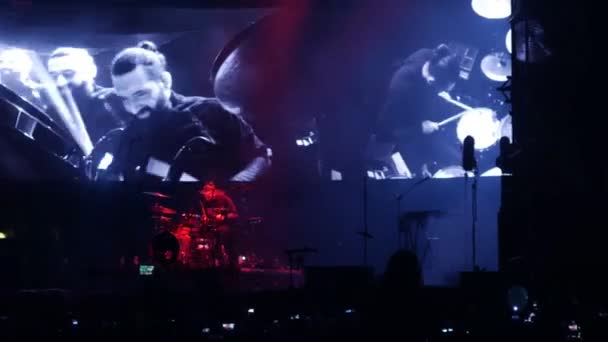 BOBRUISK, BELARUS - 6 DE JULIO DE 2018: tocar en solitario del baterista durante el concierto de la banda Bi-2 en el B2 fest — Vídeo de stock