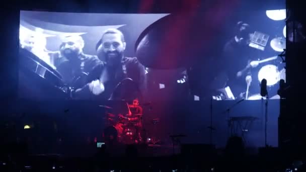 Bobruisk, 白俄罗斯-2018年7月6日: 鼓手独奏演奏在音乐会期间 Bi-2 乐队在 B2 节 — 图库视频影像