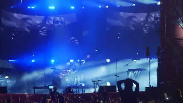 BOBRUISK, BELARUS - 6 DE JULIO DE 2018: tocar en solitario del baterista durante el concierto de la banda Bi-2 en el B2 fest — Vídeo de stock