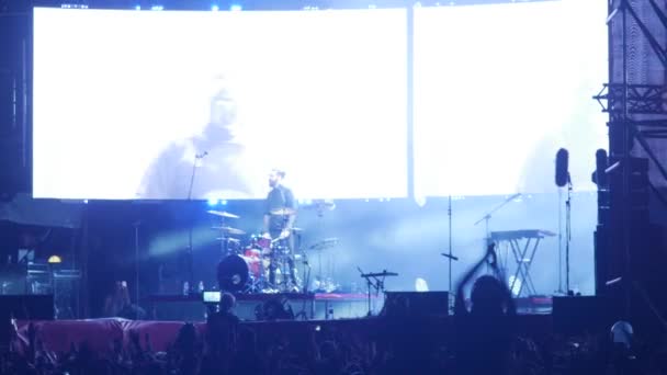 BOBRUISK, BELARUS - 6 DE JULIO DE 2018: Reproducción en solitario del baterista durante el concierto de la banda Bi-2 en el B2 fest, video grabado con un efecto de velocidad de obturación más baja — Vídeo de stock