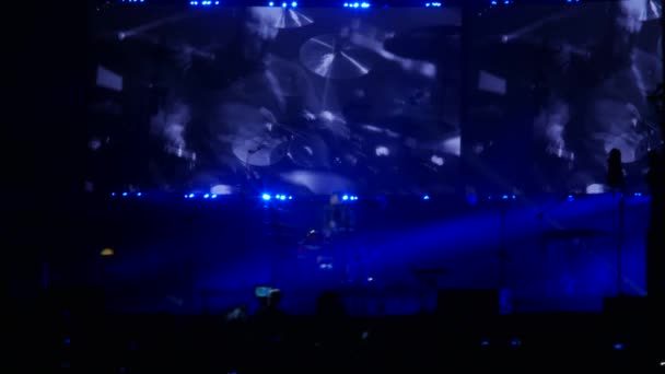 Bobruisk, 벨로루시-2018 년 7 월 6 일: 드러 머의 낮은 셔터 속도 효과 함께 찍은 B2 페스트, 비디오에서 Bi-2 밴드의 콘서트 중 솔로 — 비디오