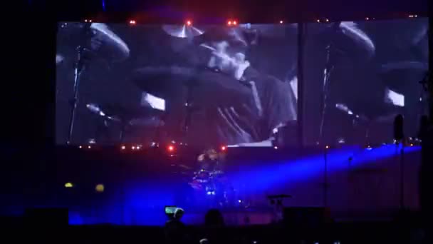 БОБРУЙСК, БЕЛАРУС - 6 июля 2018 года: сольная игра барабанщика во время концерта группы Би-2 на B2 fest — стоковое видео
