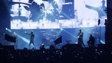 Bobruisk, Beyaz Rusya - 6 Temmuz 2018: vokalist ve gitarist Egor Bortnik ve gitarist Alexandr Uman sahne alanı'nda B2 fest, Bi-2 grubun konser sırasında gerçekleştirmek