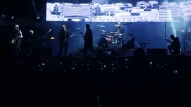 Bobruisk, Beyaz Rusya - 6 Temmuz 2018: vokalist ve gitarist Egor Bortnik ve gitarist Alexandr Uman sahne alanı'nda B2 fest, Bi-2 grubun konser sırasında gerçekleştirmek