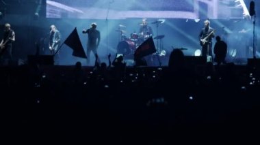 Bobruisk, Beyaz Rusya - 6 Temmuz 2018: vokalist ve gitarist Egor Bortnik ve gitarist Alexandr Uman sahne alanı'nda B2 fest, Bi-2 grubun konser sırasında gerçekleştirmek