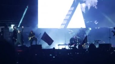 vokalist ve gitarist Egor Bortnik ve gitarist Alexandr Uman B2 fest, Rus alternatif rock, profesyonel duman bı-2 grubun konser sırasında sahneye gerçekleştirin. Yanıp sönen ışıklar. Halkı