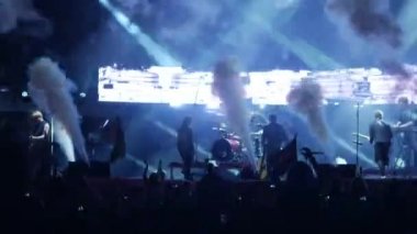 Bobruisk, Beyaz Rusya - 6 Temmuz 2018: vokalist ve gitarist Egor Bortnik ve gitarist Alexandr Uman sahne alanı'nda B2 fest, Bi-2 grubun konser sırasında gerçekleştirmek