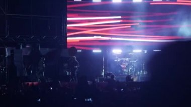 Bobruisk, Beyaz Rusya - 6 Temmuz 2018: vokalist ve gitarist Egor Bortnik ve gitarist Alexandr Uman sahne alanı'nda B2 fest, Bi-2 grubun konser sırasında gerçekleştirmek