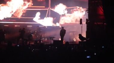 Bobruisk, Beyaz Rusya - 6 Temmuz 2018: vokalist ve gitarist Egor Bortnik ve gitarist Alexandr Uman sahne alanı'nda B2 fest, Bi-2 grubun konser sırasında gerçekleştirmek