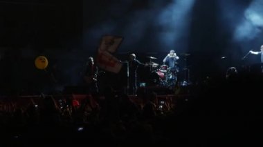 Bobruisk, Beyaz Rusya - 6 Temmuz 2018: vokalist ve gitarist Egor Bortnik ve gitarist Alexandr Uman sahne alanı'nda B2 fest, Bi-2 grubun konser sırasında gerçekleştirmek