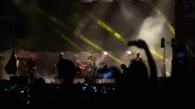 Bobruisk, Beyaz Rusya - 6 Temmuz 2018: vokalist ve gitarist Egor Bortnik ve gitarist Alexandr Uman sahne alanı'nda B2 fest, Bi-2 grubun konser sırasında gerçekleştirmek