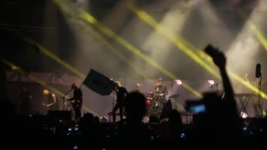 Bobruisk, Beyaz Rusya - 6 Temmuz 2018: vokalist ve gitarist Egor Bortnik ve gitarist Alexandr Uman sahne alanı'nda B2 fest, Bi-2 grubun konser sırasında gerçekleştirmek