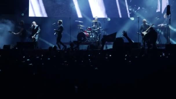 Bobruisk, Bělorusko – 6. července 2018: zpěvák a kytarista Egor Bortnik a kytarista Alexandr Uman provede na pódiu při koncertu kapely Bi-2 na B2 fest — Stock video