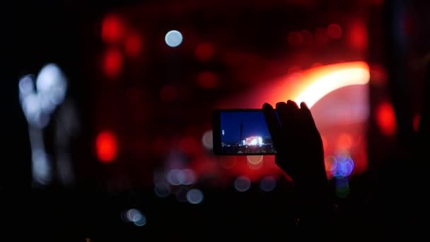 Bobruisk, Vitryssland - 6 juli 2018: okänd person skjuter på smartphone under konsert av den Bi-2 bandet på B2 fest — Stockvideo