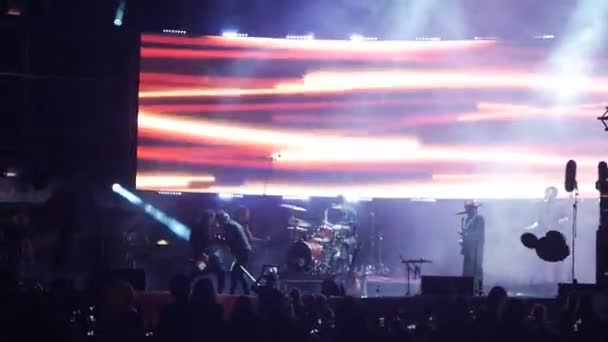 BOBRUISK, BELARUS - 6 DE JULIO DE 2018: el vocalista y guitarrista Egor Bortnik y el guitarrista Alexandr Uman actúan en el escenario durante el concierto de la banda Bi-2 en el B2 fest — Vídeos de Stock