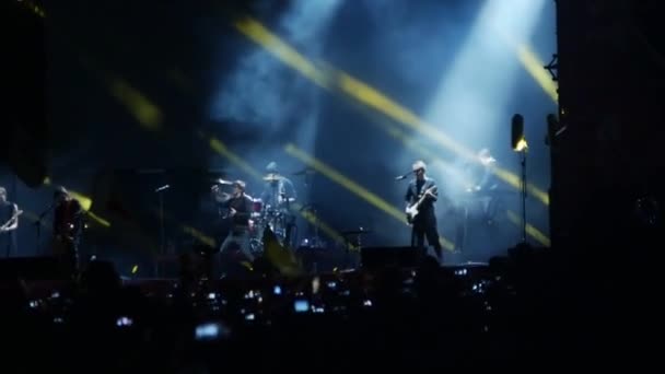 BOBRUISK, BELARUS - 6 LUGLIO 2018: il cantante e chitarrista Egor Bortnik e il chitarrista Alexandr Uman si esibiscono sul palco durante il concerto della band Bi-2 al B2 fest — Video Stock