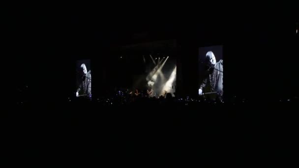 BOBRUISK, BELARUS - 6 DE JULIO DE 2018: una multitud de personas ven en el escenario durante el concierto de la banda Bi-2 en el B2 fest — Vídeos de Stock