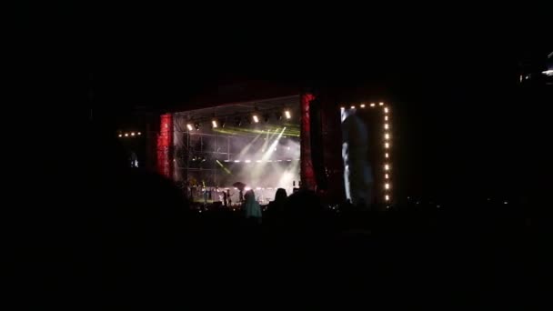 BOBRUISK, BELARUS - 6 DE JULIO DE 2018: una multitud de personas ven en el escenario durante el concierto de la banda Bi-2 en el B2 fest — Vídeo de stock