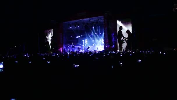 BOBRUISK, BELARUS - 6 JUILLET 2018 : une foule de gens regarde sur scène pendant le concert du groupe Bi-2 au B2 fest — Video