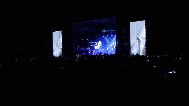 Bobruisk, Vitryssland - 6 juli 2018: en skara människor titta på scenen under konserten i Bi-2 bandet på B2 fest, video tagna med en lägre slutartid hastighet effekt — Stockvideo