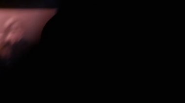 Bobruisk, Belarus - 6 Temmuz 2018: bilinmeyen kişi sürgünler Smartphone cep telefonu ile B2 fest, Bi-2 grubun konser sırasında