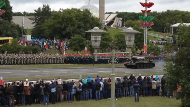 Minsk, Vitryssland - 3 juli 2018: Tank T34 med en röd flagga Rider längs vägen — Stockvideo