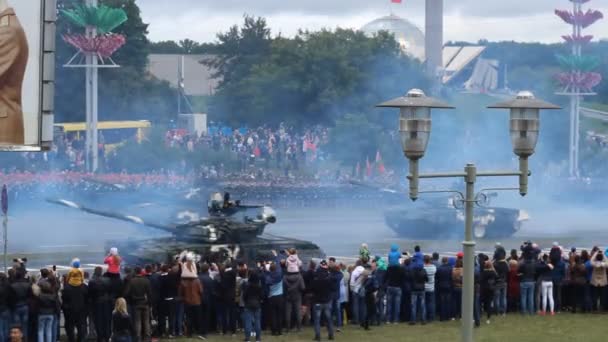 Minsk, Vitryssland - 3 juli 2018: Stridsvagnar reser längs vägen, dagen av självständighet, parad — Stockvideo