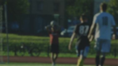 oyuncu için arka plan bulanık, bir futbol topu atmak