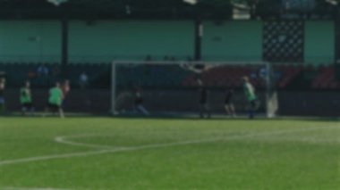 Kaleci topu ayağı na net, futbol maçı yener